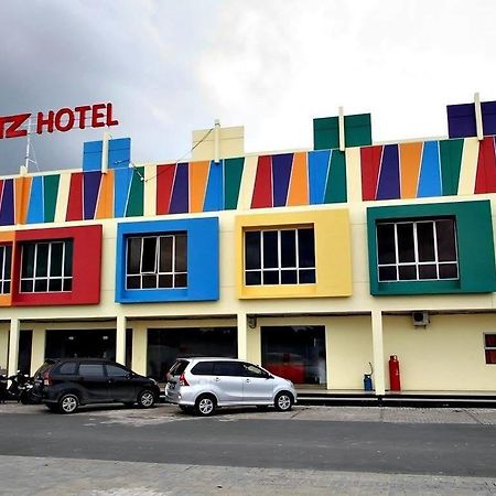 Blitz Hotel Batam Exterior photo