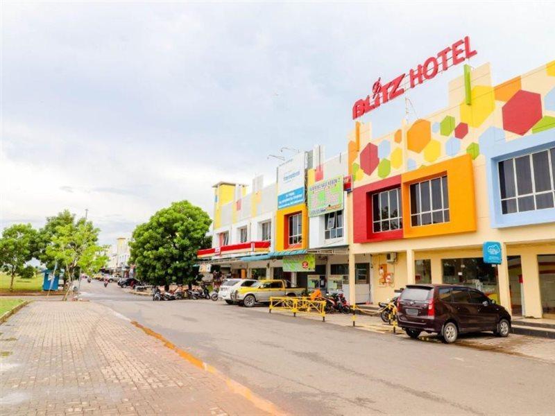 Blitz Hotel Batam Exterior photo