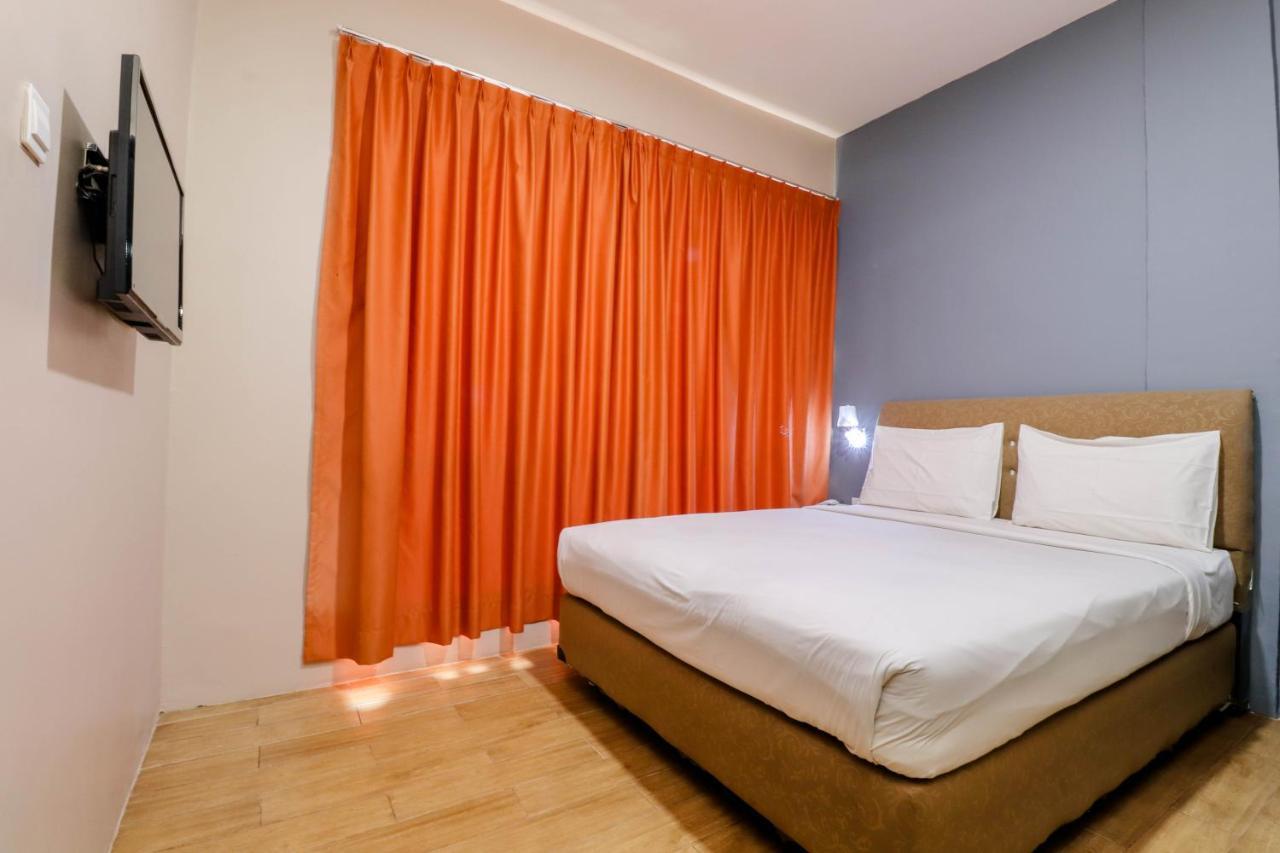 Blitz Hotel Batam Exterior photo