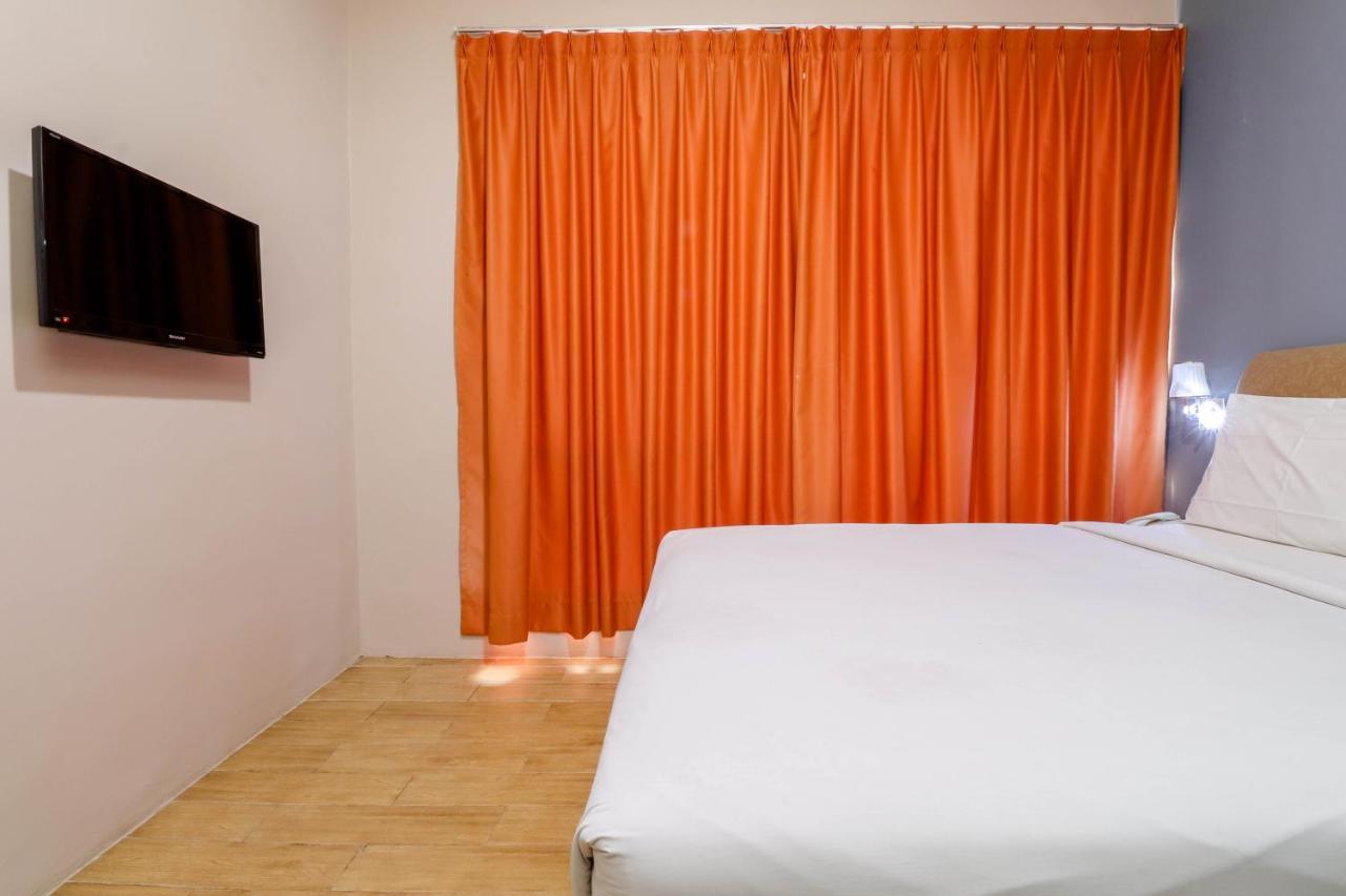 Blitz Hotel Batam Exterior photo