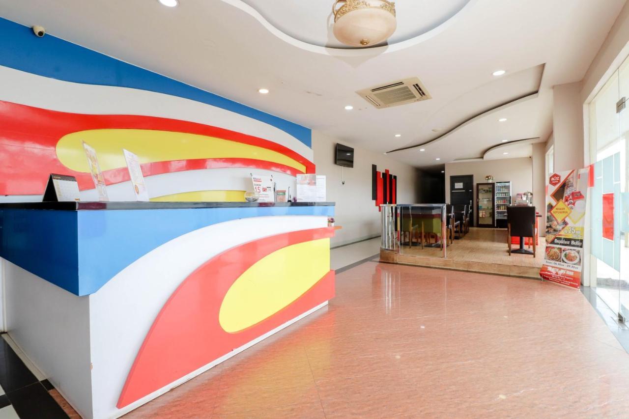 Blitz Hotel Batam Exterior photo