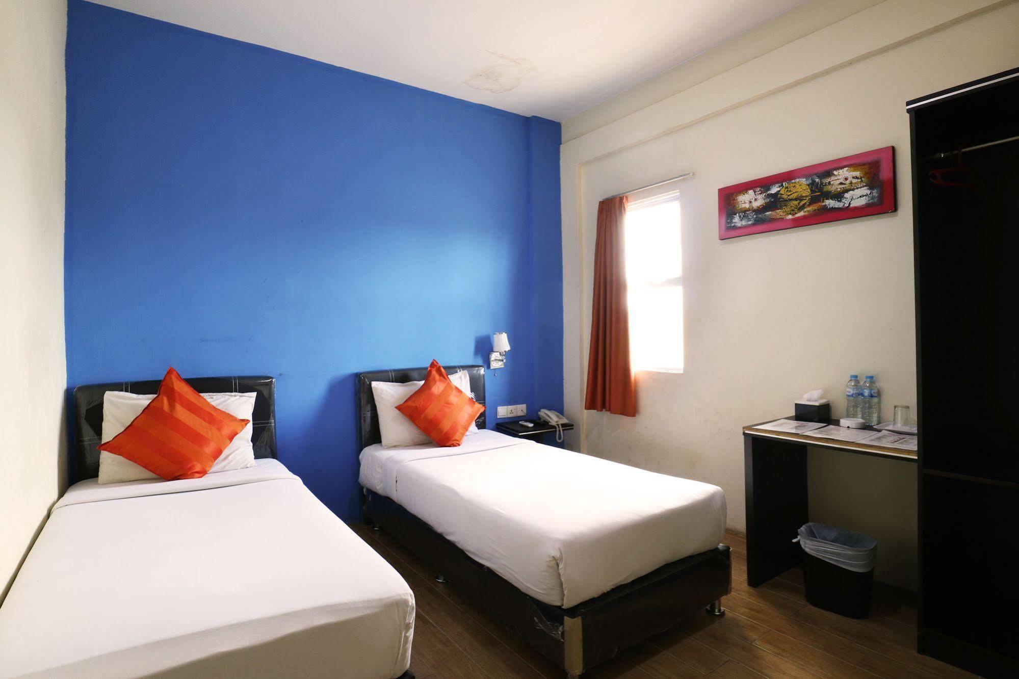 Blitz Hotel Batam Exterior photo