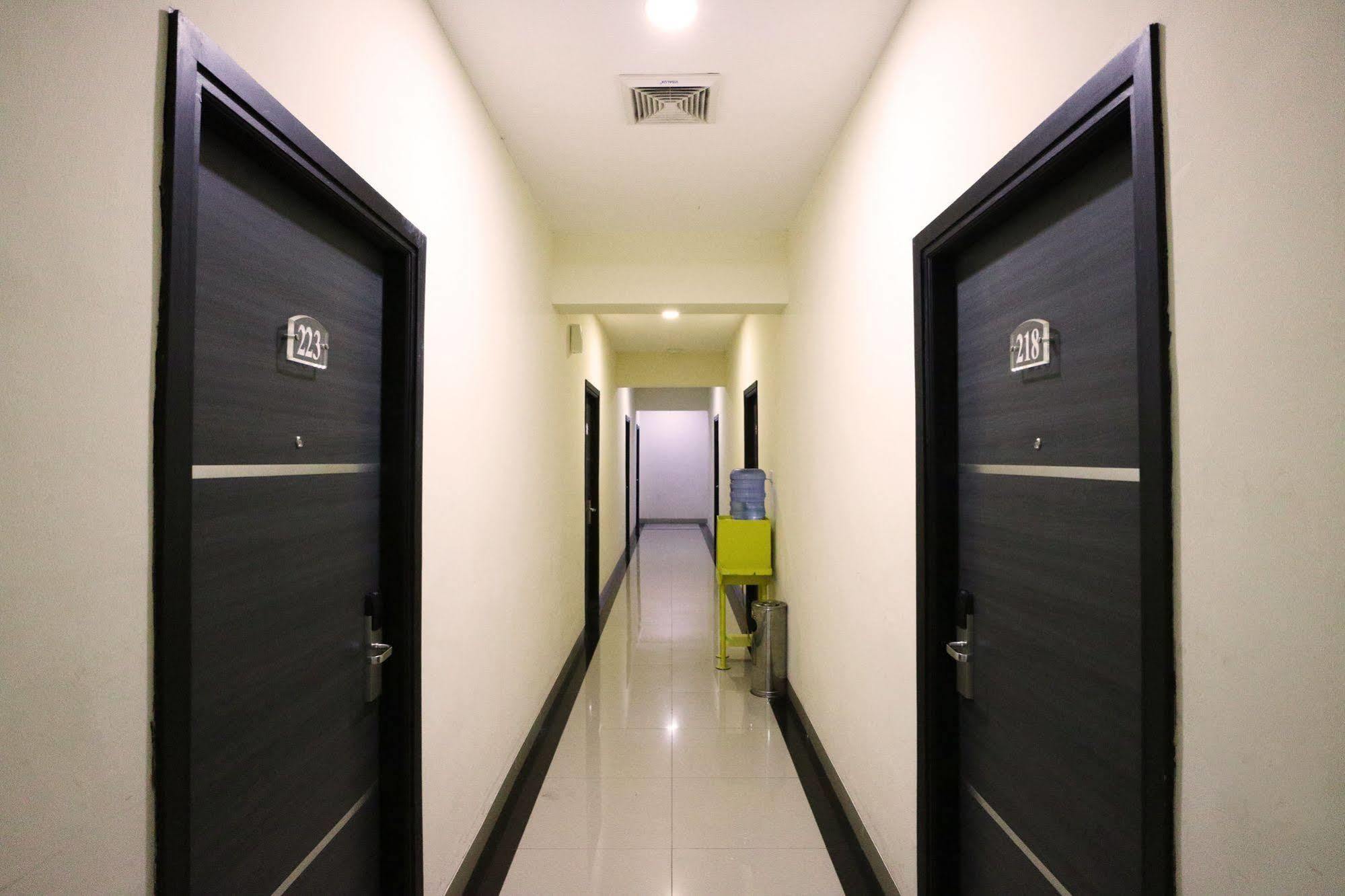 Blitz Hotel Batam Exterior photo
