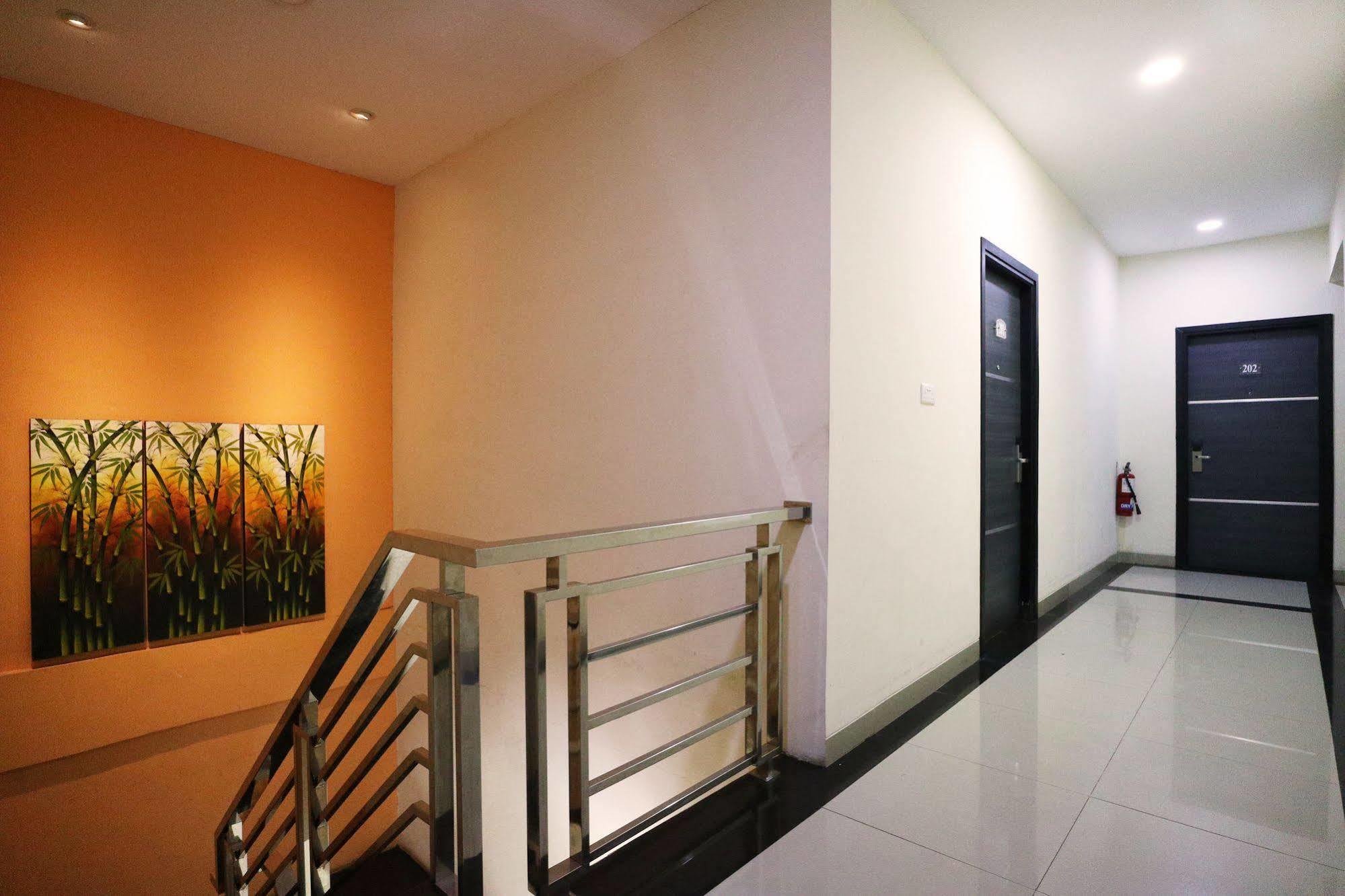 Blitz Hotel Batam Exterior photo