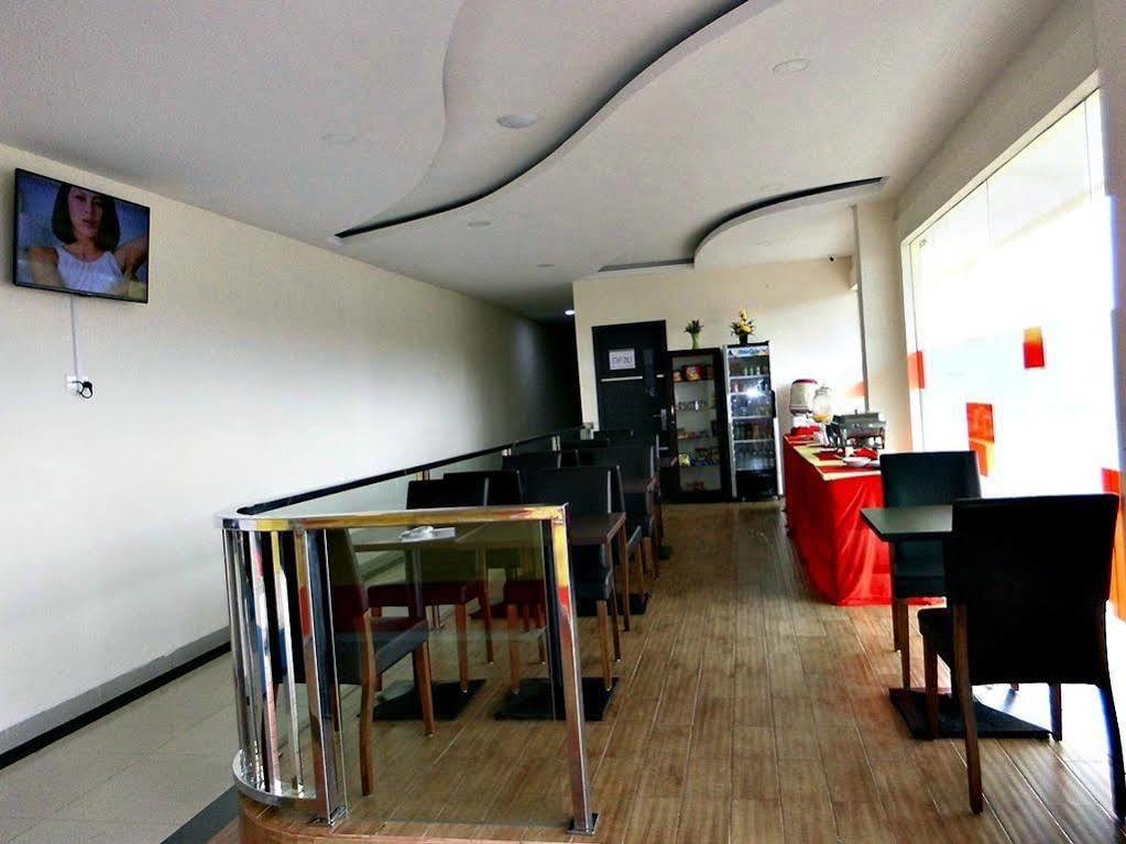 Blitz Hotel Batam Exterior photo