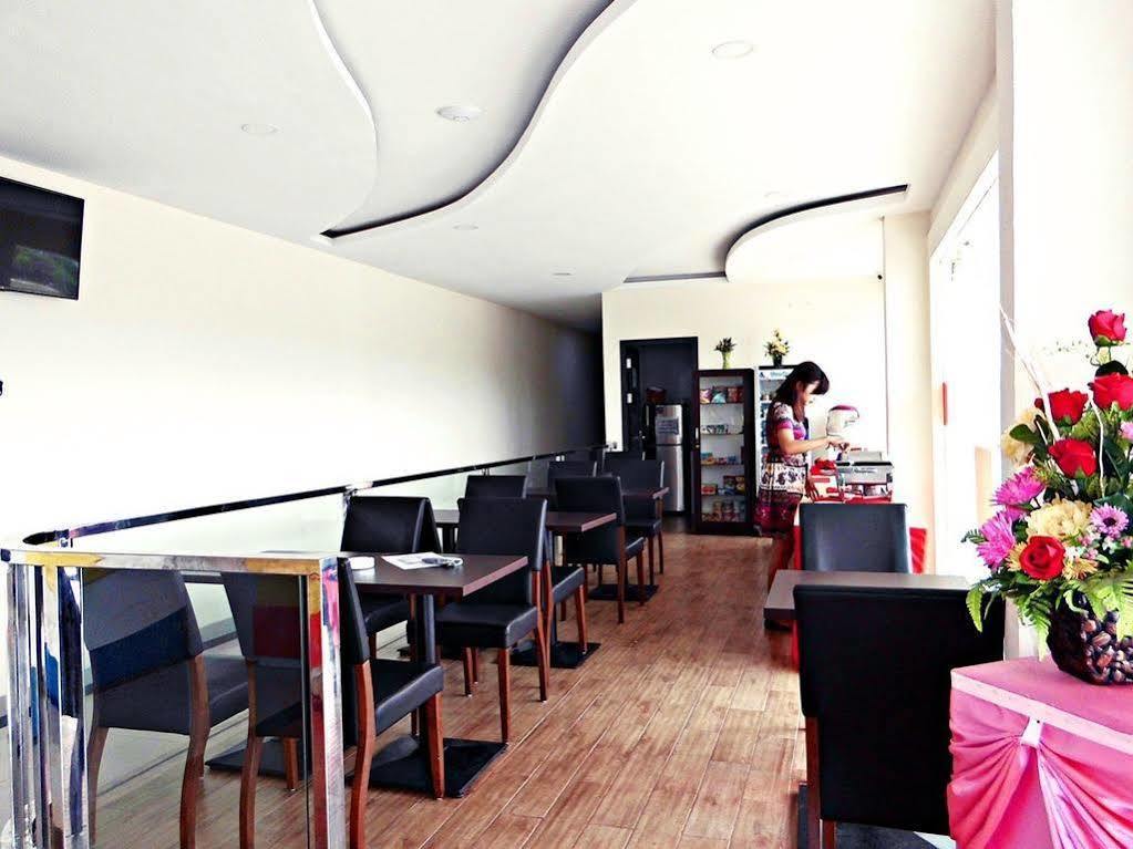 Blitz Hotel Batam Exterior photo