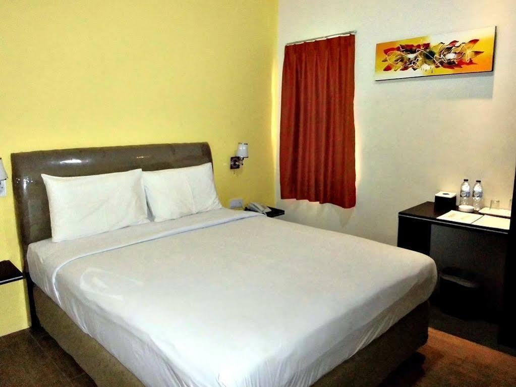 Blitz Hotel Batam Exterior photo