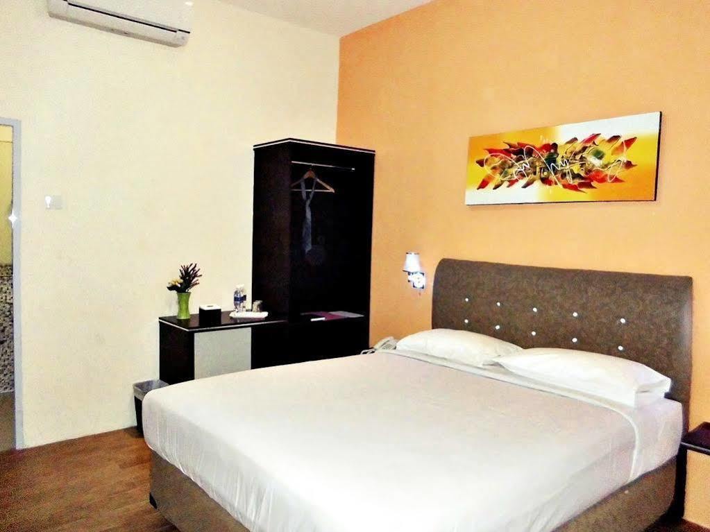 Blitz Hotel Batam Exterior photo