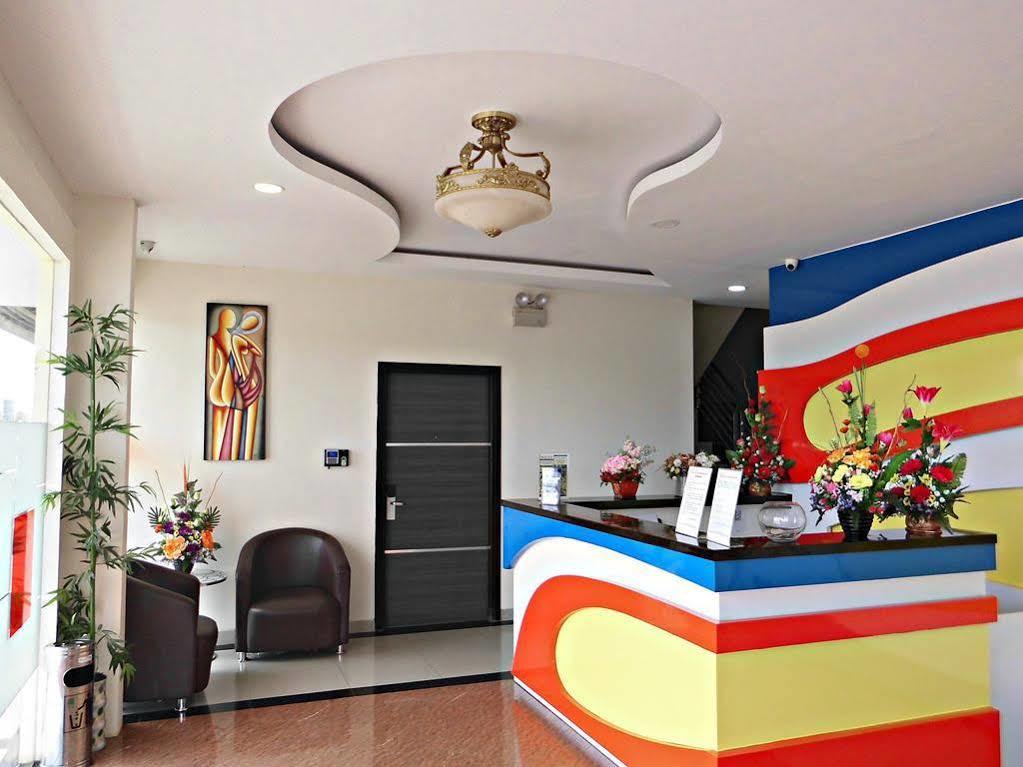 Blitz Hotel Batam Exterior photo